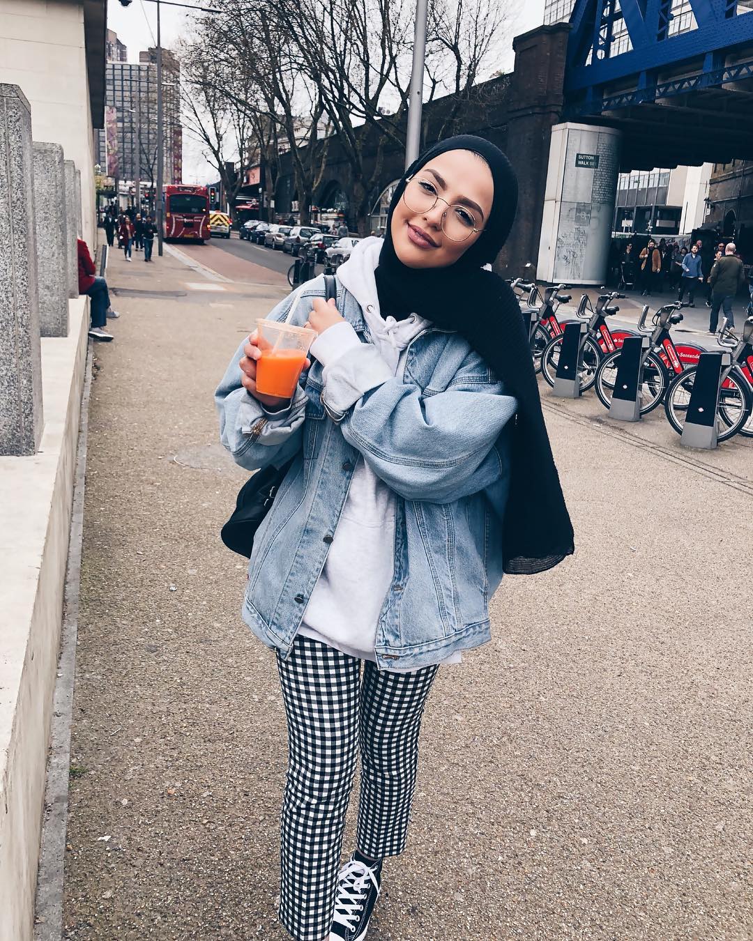 samia-celana-bermotif-dan-jaket-jeans