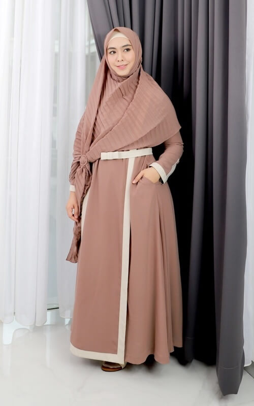 Dress Coklat dengan Kerudung Plisket