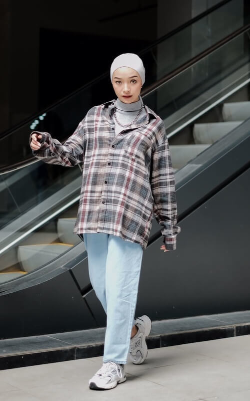 Perpaduan Kemeja Flanel dan Jeans yang Keren