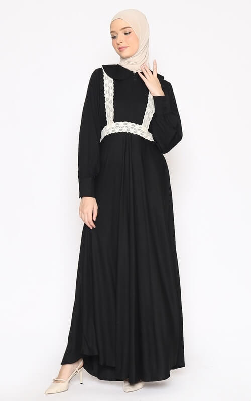Dress Hitam dengan Lace Putih dan Flat Collar