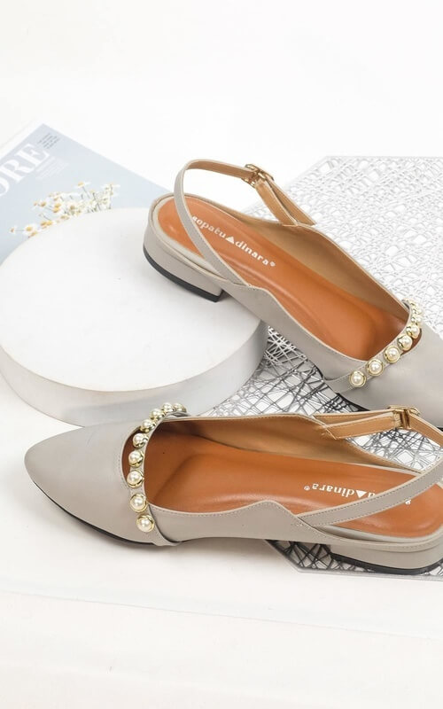 Kondangan Santai dengan Heels Pendek Beraksen Mutiara