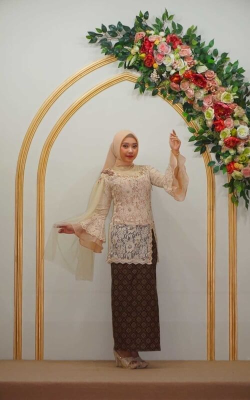 Kebaya Cream dengan Lengan Loose atau Mekar