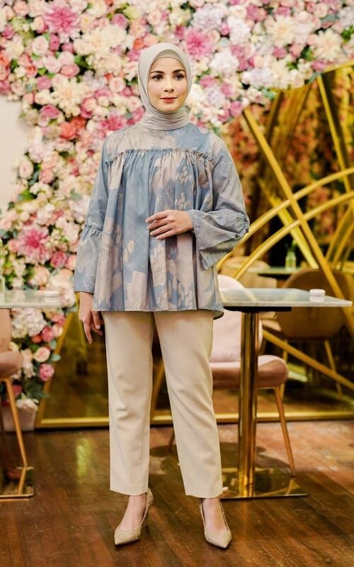 Hangout Santai dengan Blouse Motif Bunga-bunga