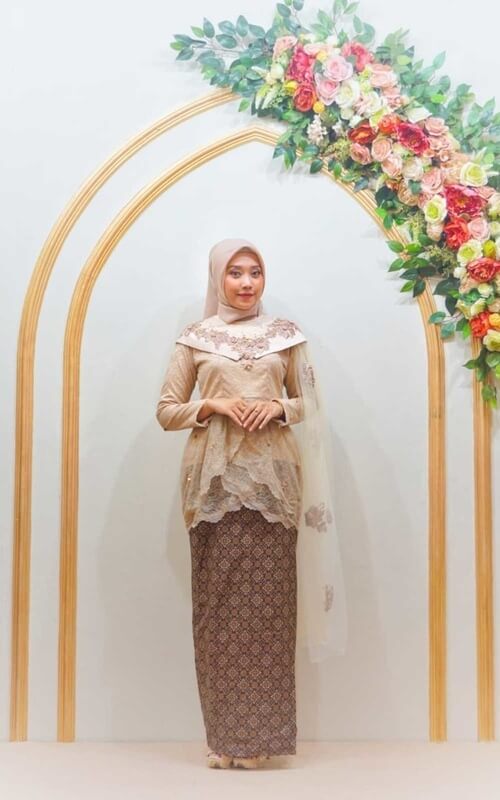 Kebaya Brokat Slim Fit Model Wide Neck