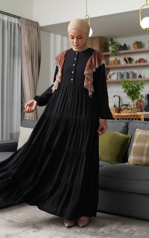 Gamis Hitam dengan Aksen Rompi Unik