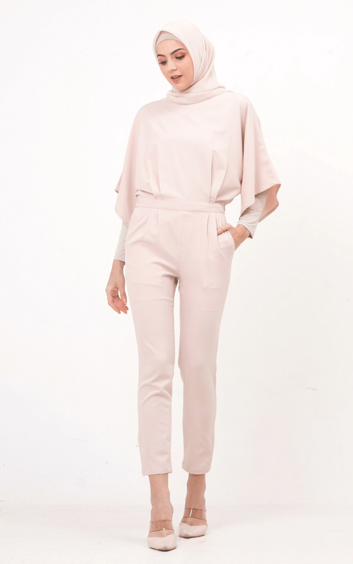 Tampil Modis dengan Jumpsuit Merah Muda