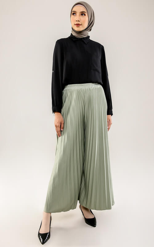 Celana Kulot Plisket dan Atasan Hitam