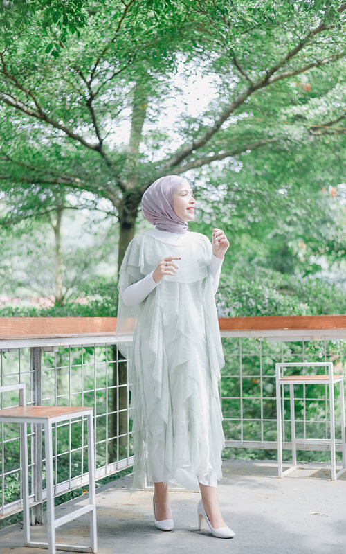 Dress Hijau Mint dengan Aksen Bertumpuk
