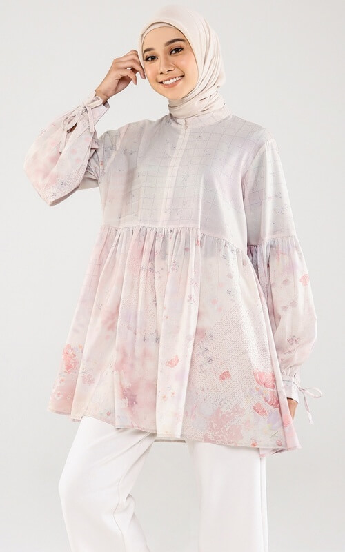 Blouse dengan Motif Abstrak