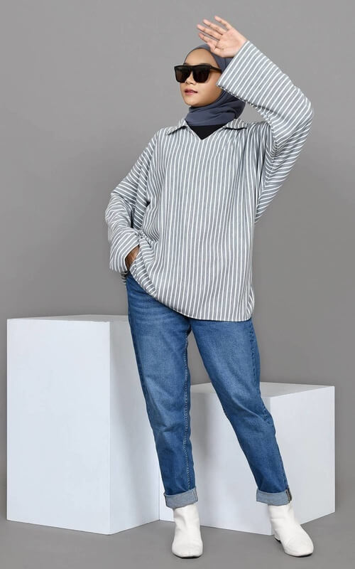 Pencil Jeans dengan Baju Stripe