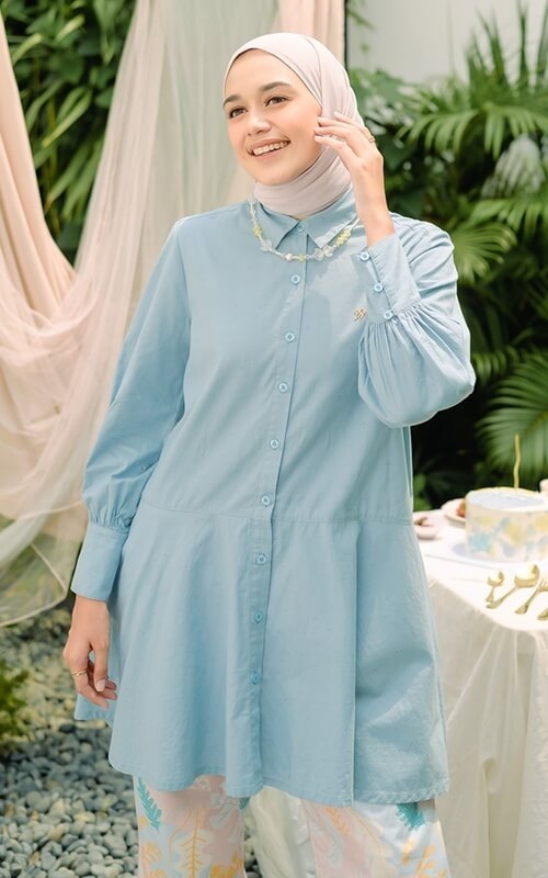 Atasan Basic dengan Aksen Kancing