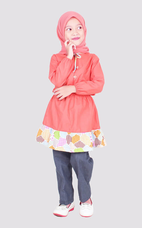 Penampilan Ceria dengan Atasan Warna Coral