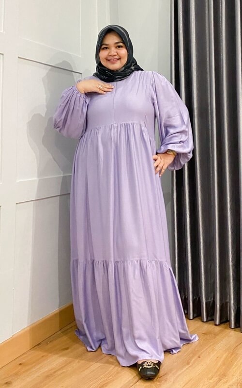 Maxi Dress dengan Aksen Rempel
