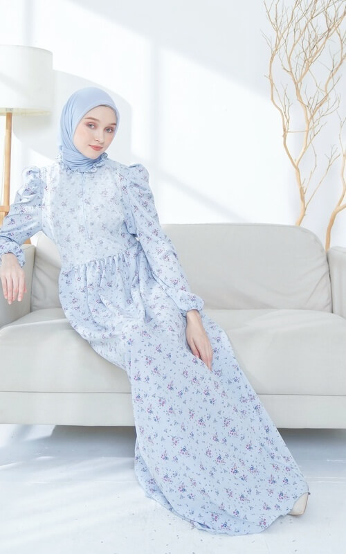 Dress Turtle Neck dengan Lengan Bergelombang
