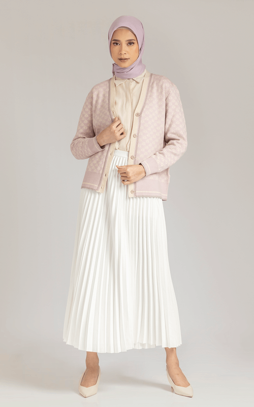 Rok Plisket Putih dengan Cardigan Vintage Modern