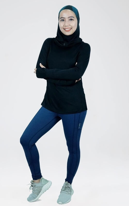 Legging Biru dan Atasan Hitam