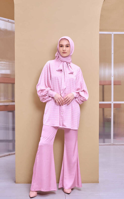 Blouse Pink Motif dengan Aksen Tali Leher
