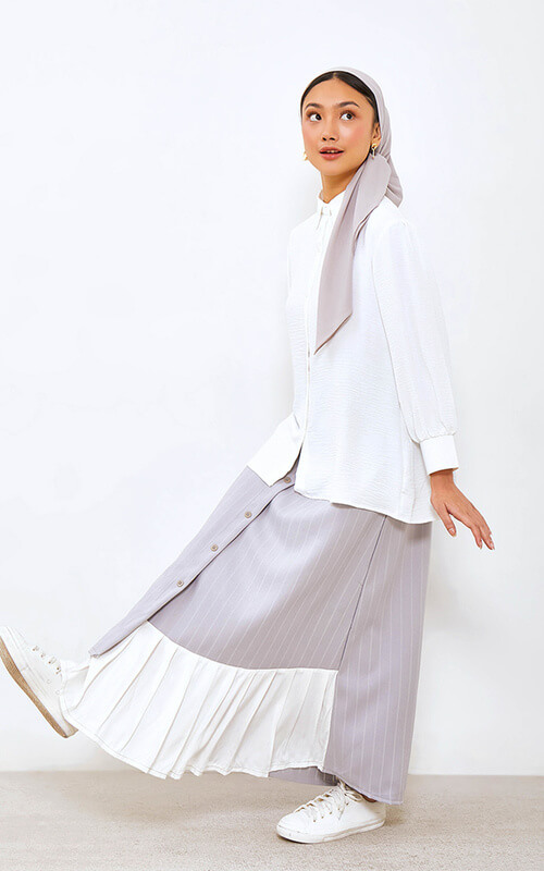 Feminim Rok dengan Kancing