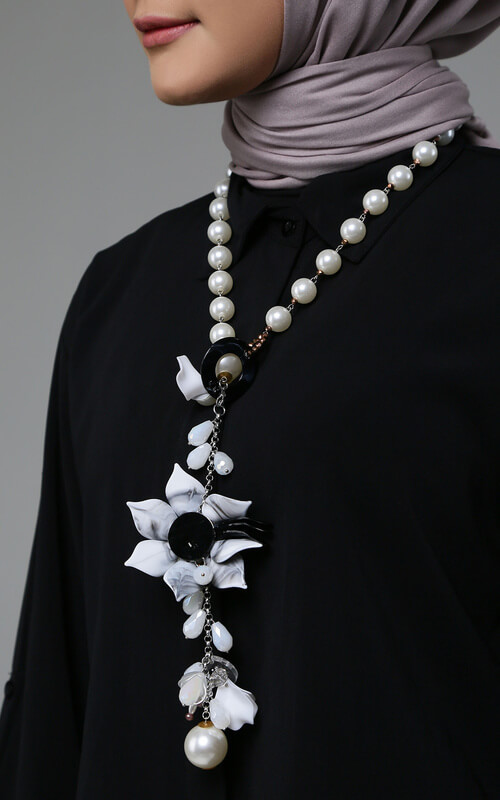 Kalung Mutiara dan Bandul Bunga