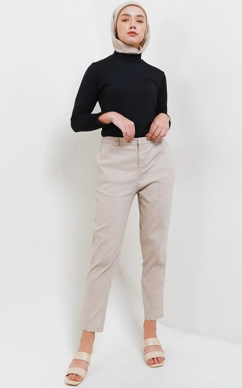 Kaos Hitam dan Celana Beige