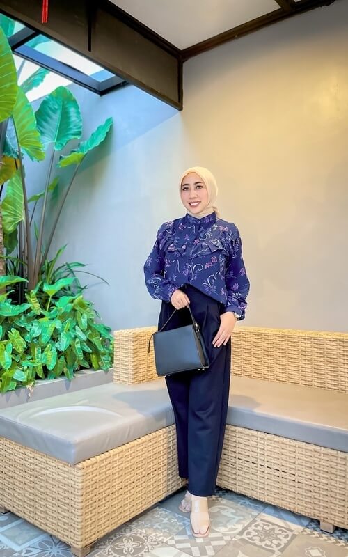 Kemeja Biru Motif Bunga