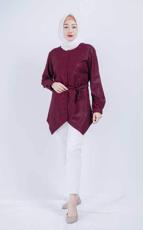 Kemeja Maroon Simple dengan Aksen Tali