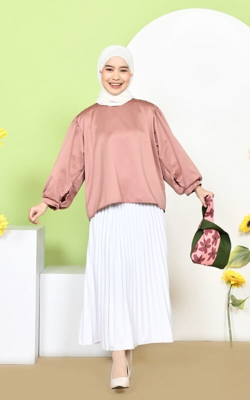 Blouse Polos dan Pleated Skirt