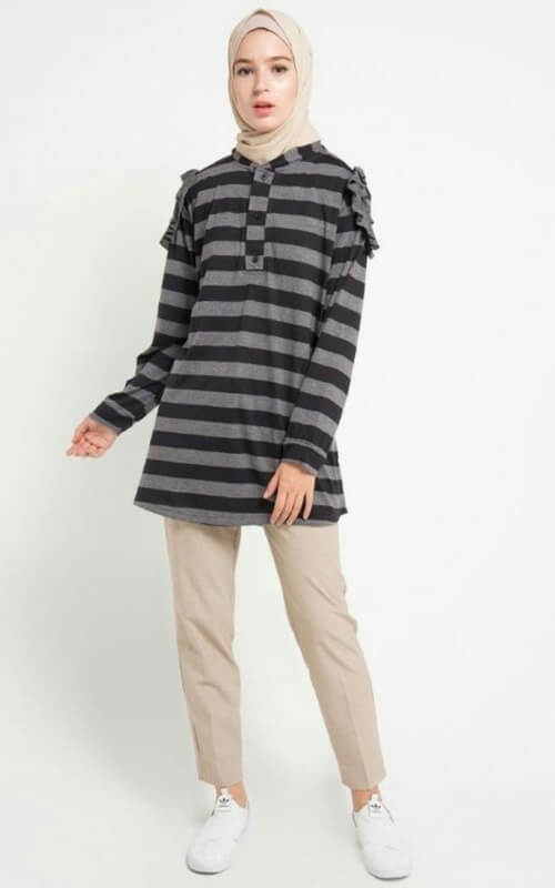 Outfit Blouse Monokrom Motif Garis