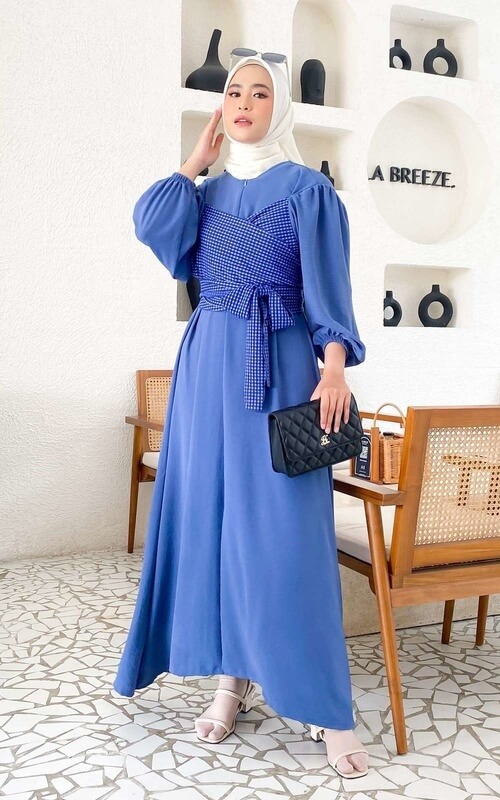 Dress A-Line dengan Vest Senada