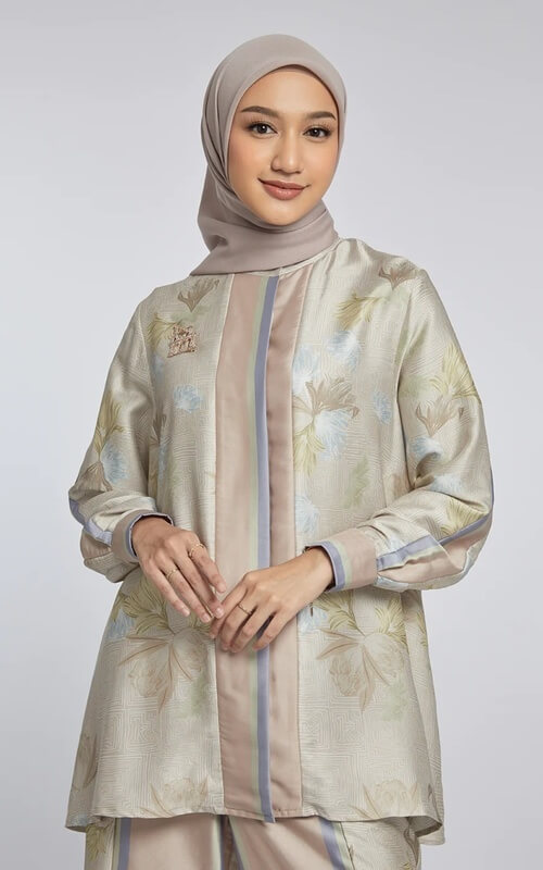 Kemeja Satin dengan All Over Floral Pattern