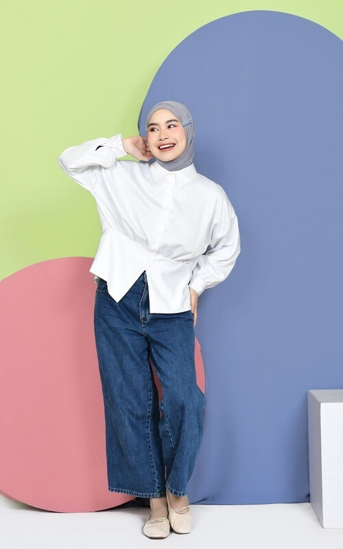 Denim Pants dan Kemeja Putih