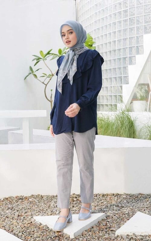 OOTD Kuliah Simpel Navy dan Abu