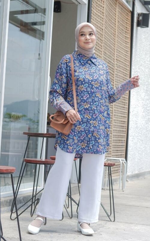 Atasan Floral dan White Pants