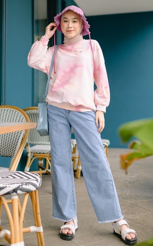 Kaos Tie Dye, Jeans, dan Topi Rajut