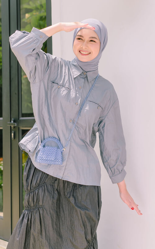 Kemeja, Rok, dan Pashmina Senada