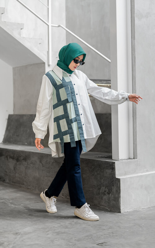 Kemeja Hijau dan Celana Biru