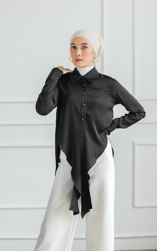 Blouse Hitam dengan Potongan Segitiga Rumbai
