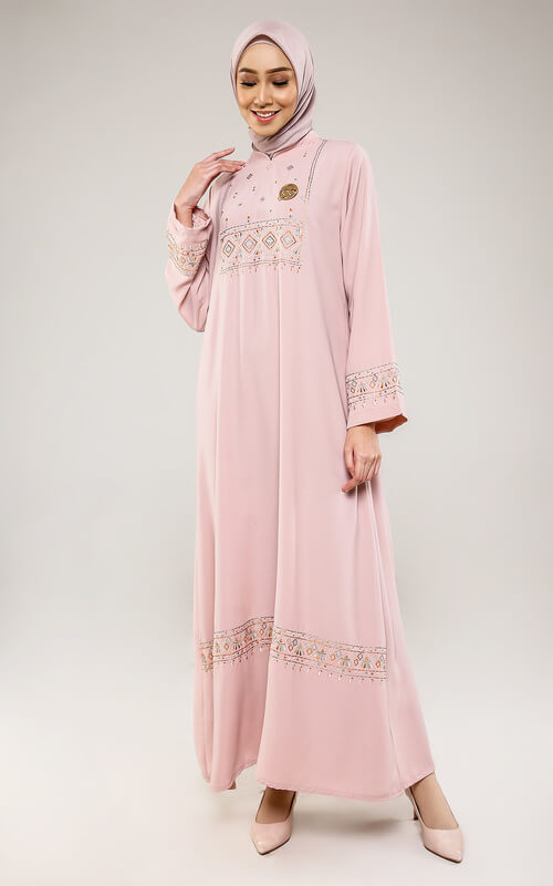 Gamis Longgar Tanpa Aksen di Pinggang