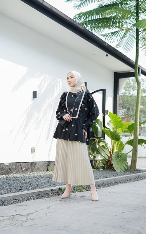 Blouse Hitam Maxmara Dengan Motif Bunga Kecil