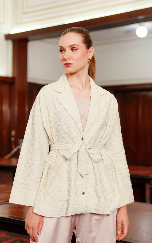 Blazer Warna Pastel dengan Motif Embos dan Tali di Pinggang