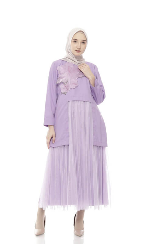 Baju dengan Aksen Bunga dan Rok Tile Ungu