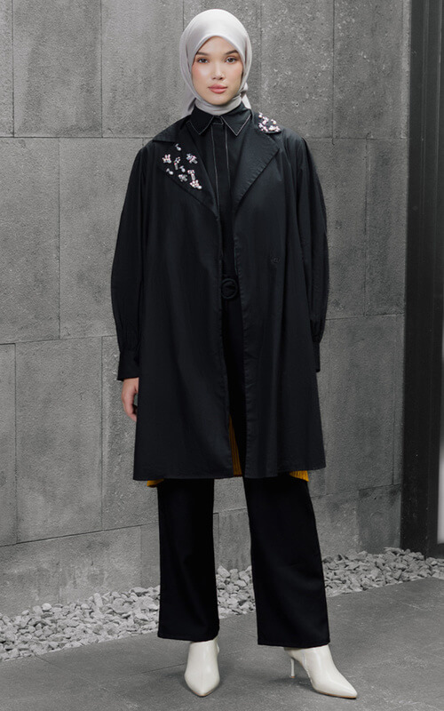 Blazer Hitam dengan Motif Bordir Bunga di Kerah