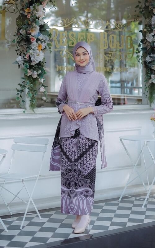 Kebaya Warna Ungu Dengan Bawahan Rok Batik