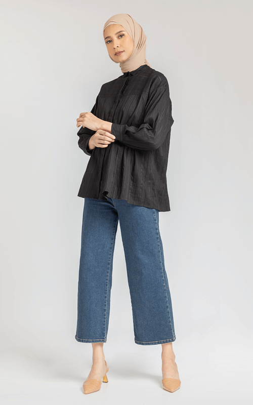 Blouse Hitam dengan Pasmina Nude dan Celana Jeans