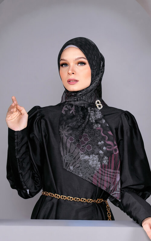 Hijab Hitam Motif Bunga Pink Ungu