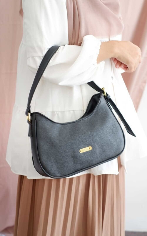 Tas Hitam Bentuk Unik