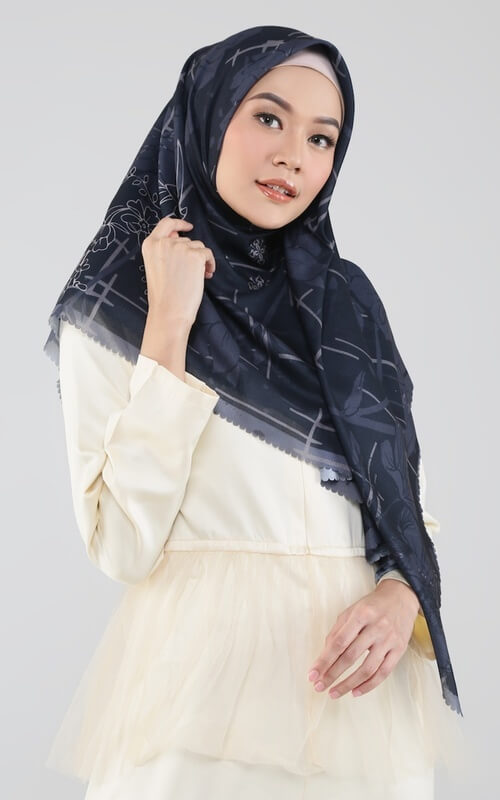 Hijab Hitam Motif Bunga Abstrak