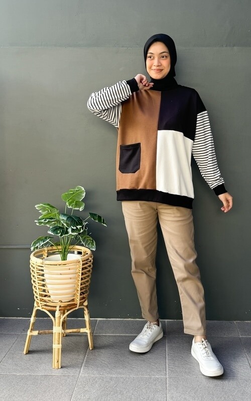 Kaos, Chino Pants, dan Sneakers