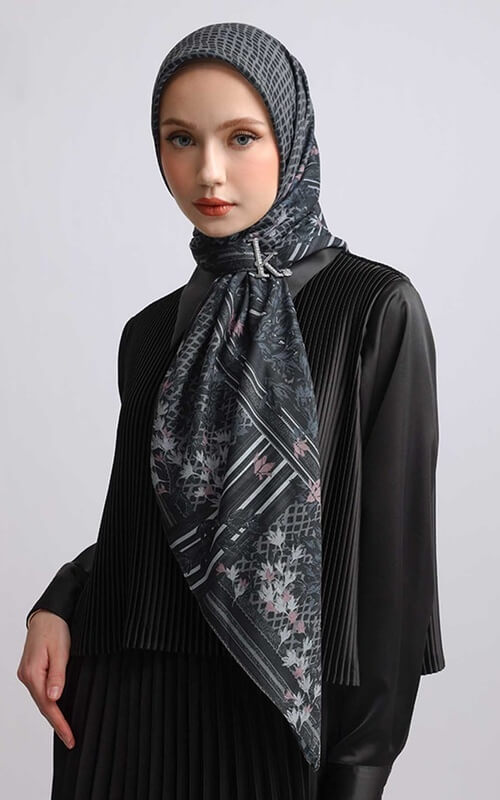 Hijab Segi Empat Hitam Motif Klasik