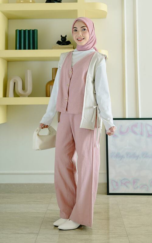 Setelan Pink Dengan Rompi Putih